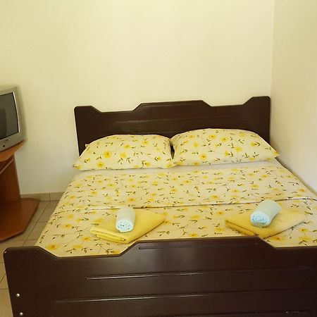 Apartments Mirakul Lopar Bagian luar foto